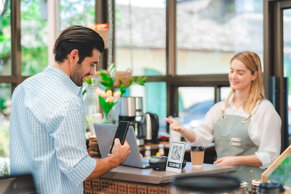 Cliente recibiendo recompensa de fidelidad